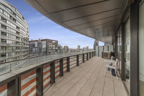 Best Views On Collins - Accommodation Main Beach 20