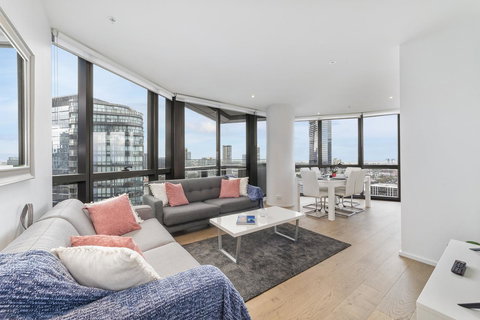 Best Views On Collins - Accommodation Main Beach 4