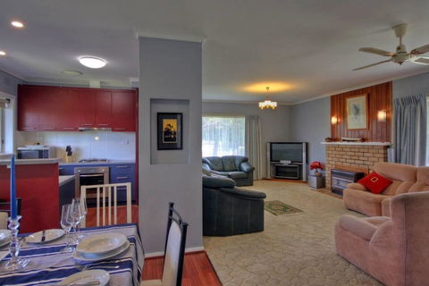 Jacaranda House - Accommodation Main Beach 2