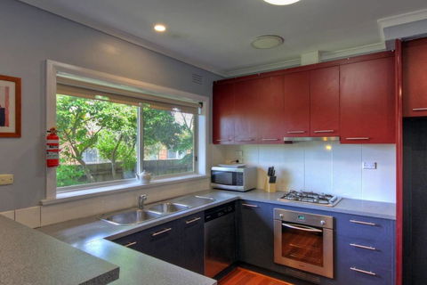 Jacaranda House - Accommodation Main Beach 4