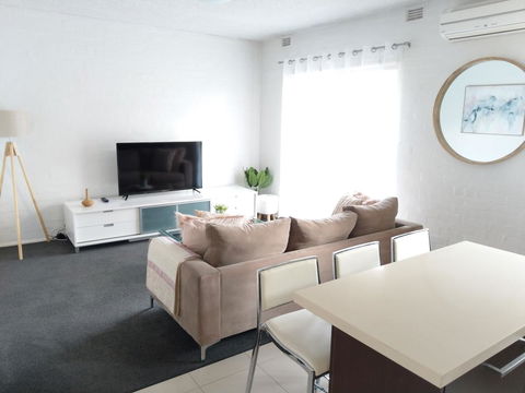 North Melbourne Retreat - Accommodation Main Beach 0