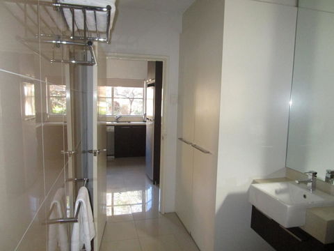 North Melbourne Retreat - Accommodation Main Beach 15