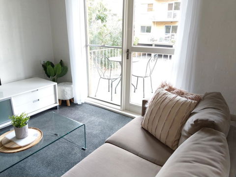 North Melbourne Retreat - Accommodation Main Beach 11