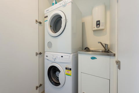 Amazing Accommodations: Vogue - Accommodation Main Beach 25