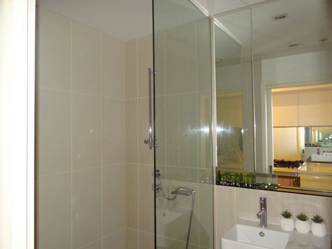 Amazing Accommodations: Vogue - Accommodation Main Beach 1