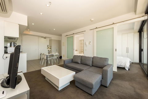 Amazing Accommodations: Vogue - Accommodation Main Beach 32