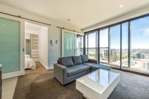 Amazing Accommodations: Vogue - Accommodation Main Beach 35