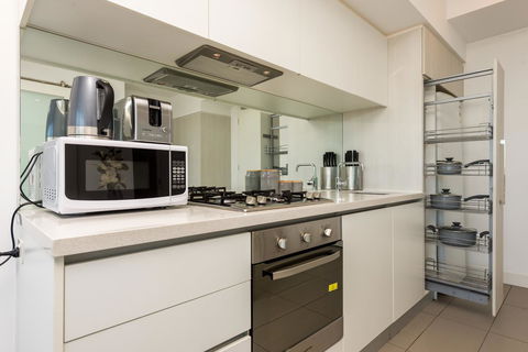 Amazing Accommodations: Vogue - Accommodation Main Beach 29