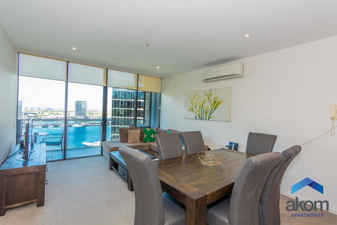 AKOM AT Docklands - Accommodation Main Beach 5