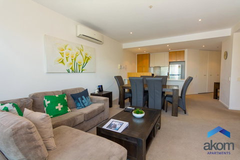 AKOM AT Docklands - Accommodation Main Beach 7