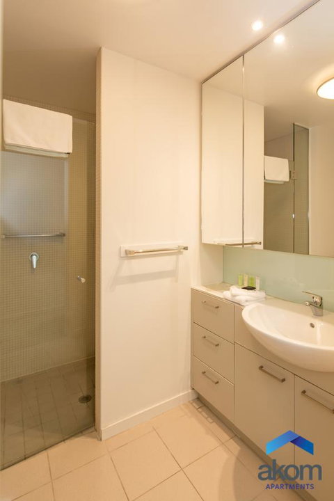 AKOM AT Docklands - Accommodation Main Beach 9