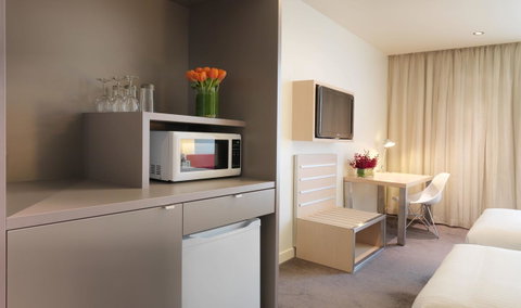 Travelodge Hotel Melbourne Docklands - Accommodation Main Beach 13