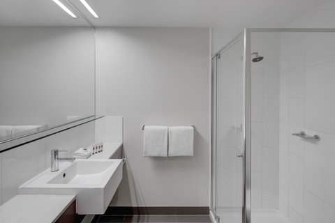Travelodge Hotel Melbourne Docklands - Accommodation Main Beach 6