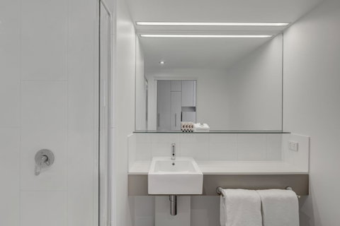Travelodge Hotel Melbourne Docklands - Accommodation Main Beach 8