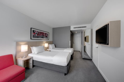 Travelodge Hotel Melbourne Docklands - Accommodation Main Beach 1
