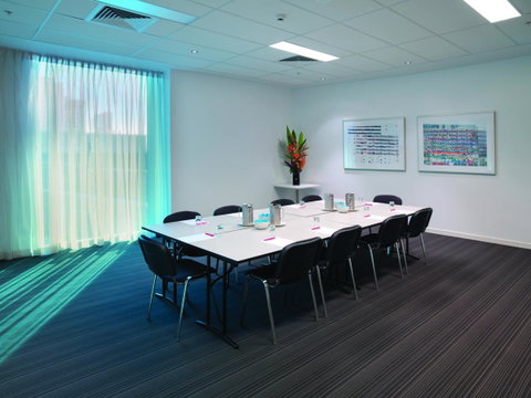 Travelodge Hotel Melbourne Docklands - Accommodation Main Beach 22