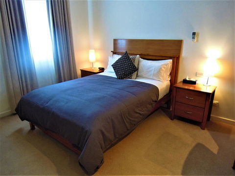 Plough Hotel - Accommodation Main Beach 6