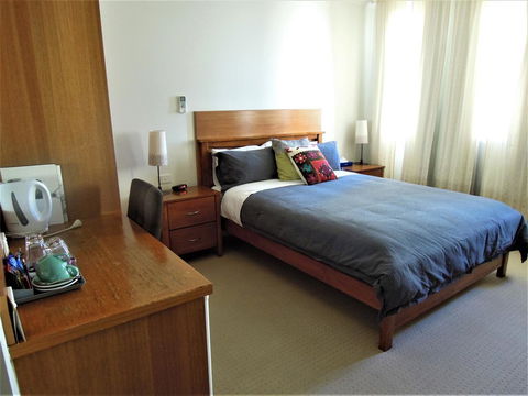 Plough Hotel - Accommodation Main Beach 4