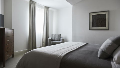 Plough Hotel - Accommodation Main Beach 2