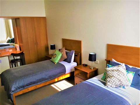 Plough Hotel - Accommodation Main Beach 8