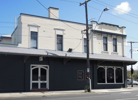Plough Hotel - Accommodation Main Beach 31