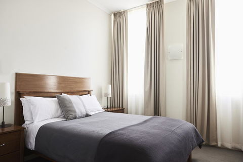 Plough Hotel - Accommodation Main Beach 1