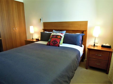 Plough Hotel - Accommodation Main Beach 5