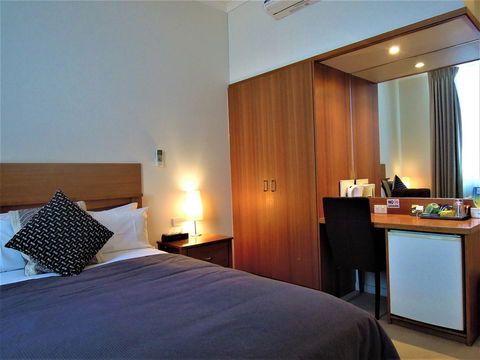 Plough Hotel - Accommodation Main Beach 7