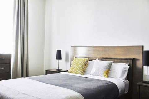 Plough Hotel - Accommodation Main Beach 0