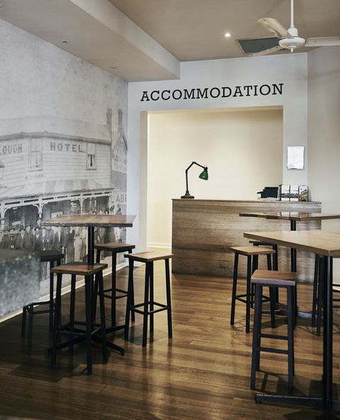 Plough Hotel - Accommodation Main Beach 28