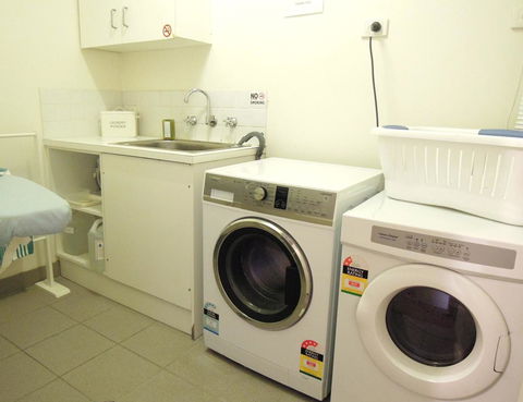 Plough Hotel - Accommodation Main Beach 29
