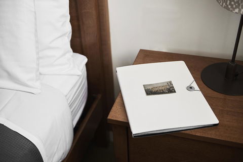 Plough Hotel - Accommodation Main Beach 10