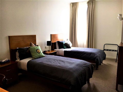 Plough Hotel - Accommodation Main Beach 9