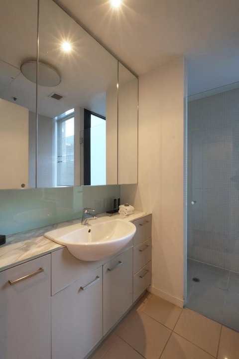 ACD Apartments - Accommodation Main Beach 1