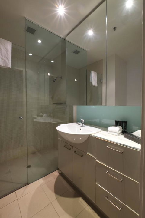 ACD Apartments - Accommodation Main Beach 2