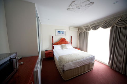 Sanctuary House Resort Motel - Accommodation Main Beach 8