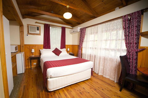 Sanctuary House Resort Motel - Accommodation Main Beach 1