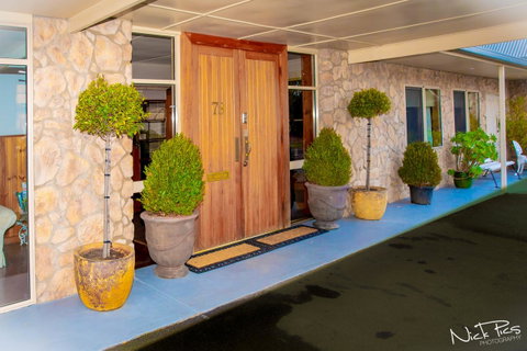 Amara Springs Guest House - Accommodation Main Beach 8