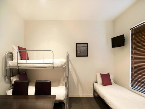 The Waves Apartments - Accommodation Main Beach 30