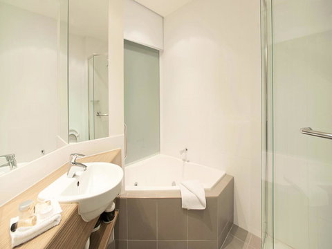 The Waves Apartments - Accommodation Main Beach 7