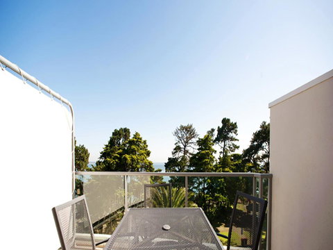 The Waves Apartments - Accommodation Main Beach 3