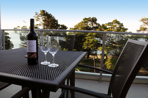 The Waves Apartments - Accommodation Main Beach 4