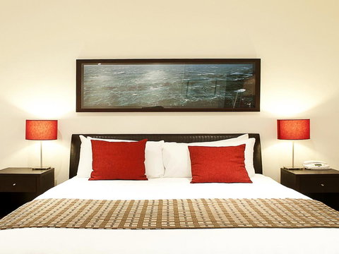 The Waves Apartments - Accommodation Main Beach 9