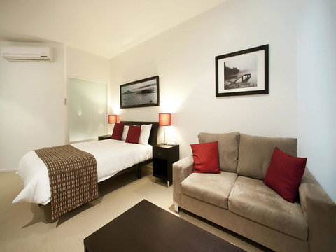 The Waves Apartments - Accommodation Main Beach 13