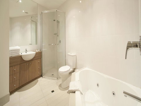 The Waves Apartments - Accommodation Main Beach 25