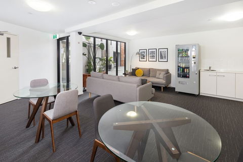 City Edge North Melbourne Apartment Hotel - Accommodation Main Beach 9