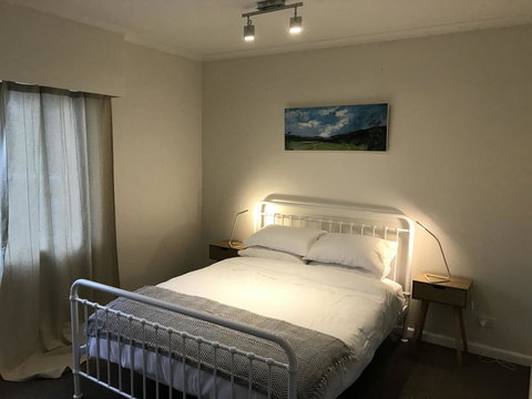 The Hill House - Accommodation Main Beach 9