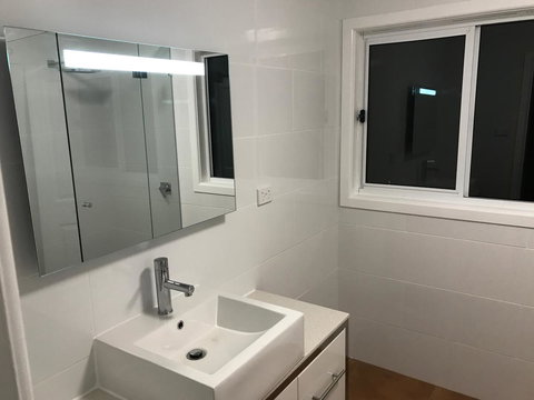 The Hill House - Accommodation Main Beach 11