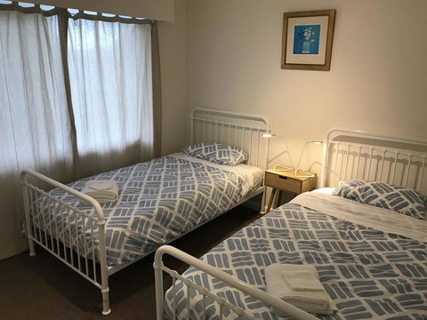 The Hill House - Accommodation Main Beach 10