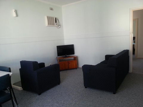 Beachcomber Holiday Units - Accommodation Main Beach 37